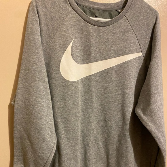 Nike oversized crew neck love how it is easily stylish no tear no stains perfect - Picture 3 of 4